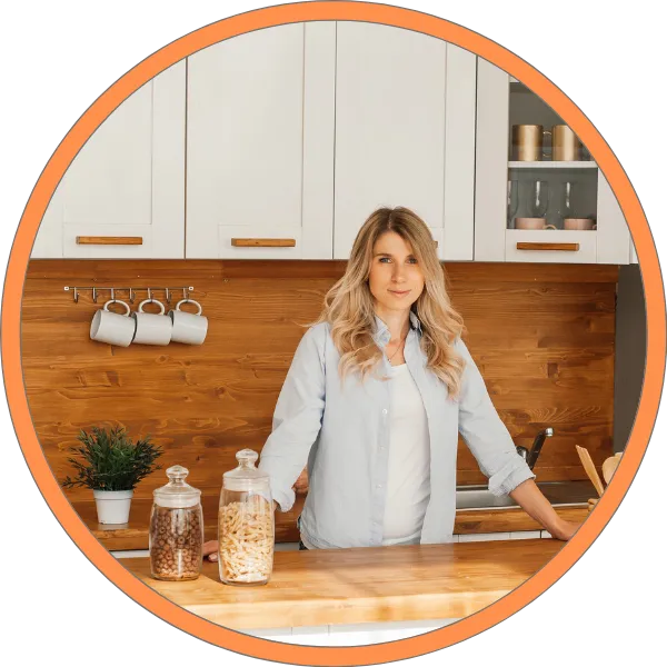 Leena in her kitchen Portrait of Leena in a warm wooden kitchen, creator of EasyCookingToDo, a blog about easy and family-friendly recipes.